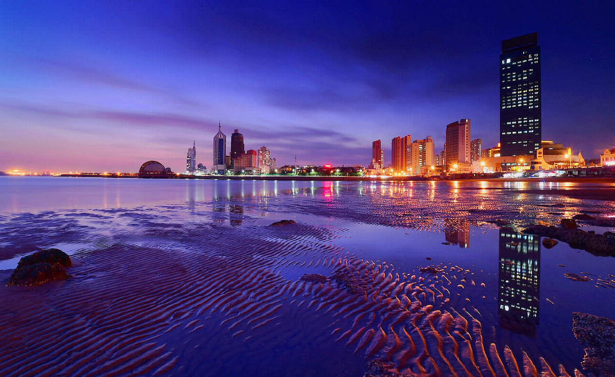 青岛的海边夜色