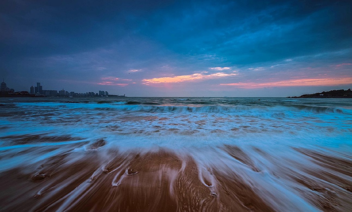 青岛清晨的细浪