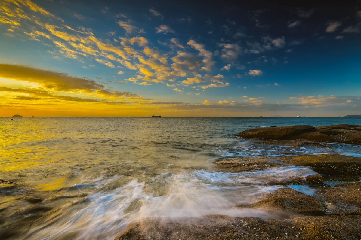 青岛朝霞中的海