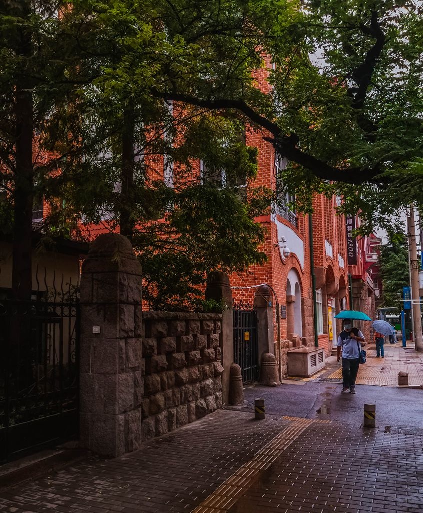 青岛秋日雨中的老街