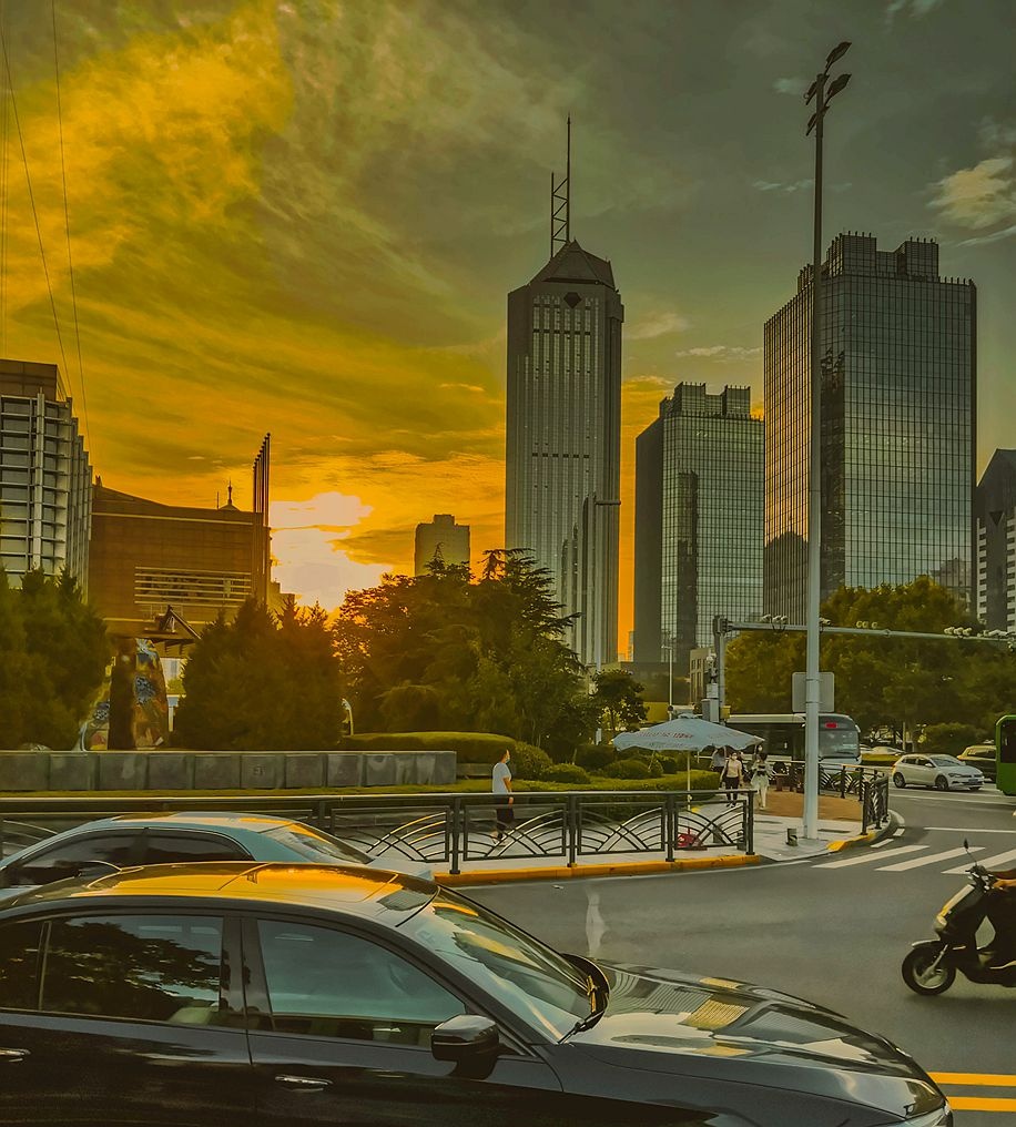 青岛傍晚的城市