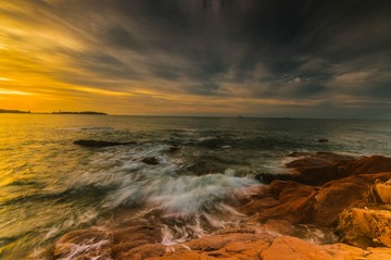 青岛朝霞中的海