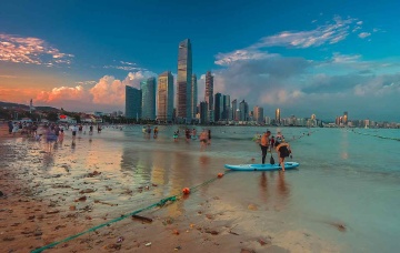 青岛初夏的海滨浴场