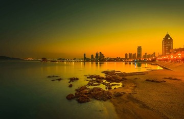 青岛华灯初上的前海湾