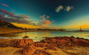青岛晚霞中的海湾