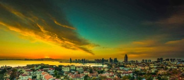 青岛晚霞中的城与海