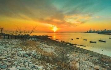 青岛晚霞中的城与海