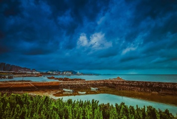 青岛阴云中的晨曦