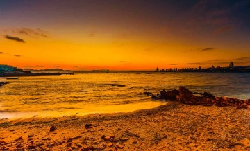 青岛晚霞中的海湾