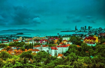 青岛阴云中的城与海