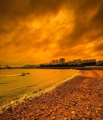 青岛晚霞中的海湾