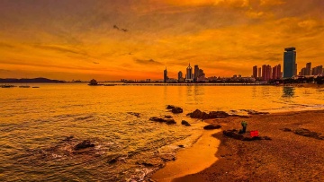 青岛春日黄昏的城与海