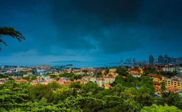 青岛阴云中的城与海