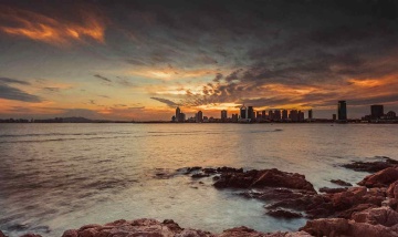 青岛晚霞中的城与海