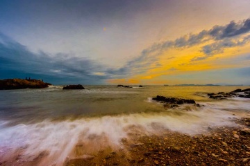 青岛晚霞中的细浪