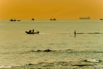 青岛朝霞中的海面