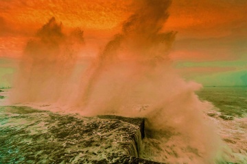 青岛朝霞中的巨浪