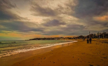 青岛冬日傍晚的海边