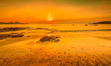 青岛冬日的海上日出