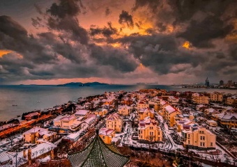 青岛雪后傍晚的城市