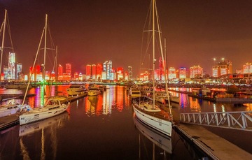 青岛华灯初上的港湾