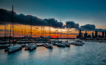 青岛晚霞中的港湾