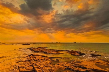 青岛冬日朝霞中的海