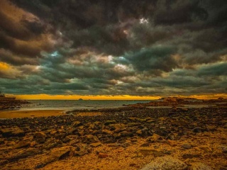 青岛冬日清晨的海边