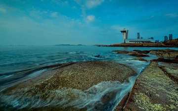 青岛清晨的浪与礁