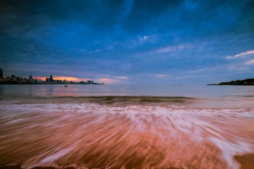 青岛清晨的细浪