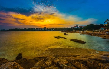 青岛晚霞中的海湾