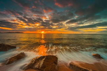 青岛的海上日出