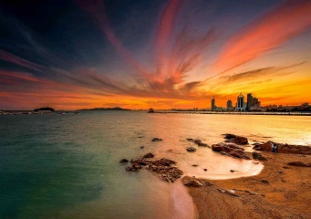 青岛晚霞中的城与海