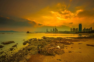 青岛晚霞中的海湾