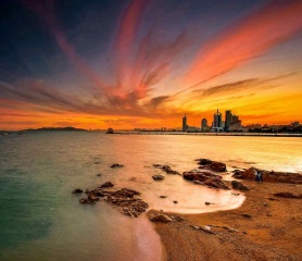 青岛晚霞中的城与海