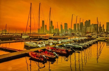 青岛晚霞中的港湾