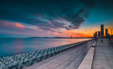 青岛晚霞中的城与海