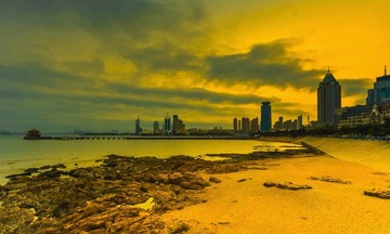 青岛晚霞中的城与海