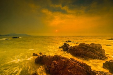 青岛的海上日出