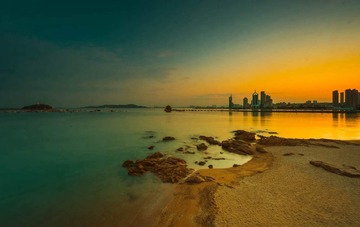 青岛晚霞中的海湾