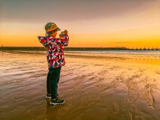 青岛拍摄晚霞的儿童