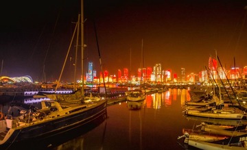 青岛华灯初上的港湾