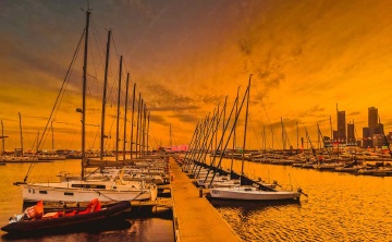 青岛晚霞中的港湾