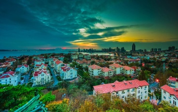 青岛深秋傍晚的城市