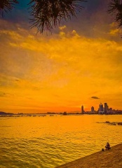 青岛晚霞中的垂钓人