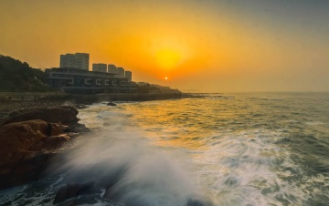 青岛日出中的细浪