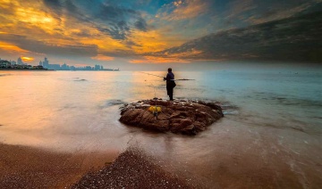 青岛清晨的垂钓人