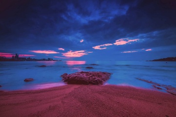 青岛晨曦中的海湾