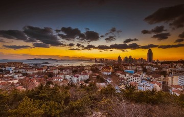 青岛晚霞中的城市