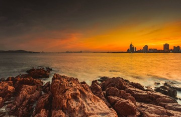 青岛晚霞中的海湾